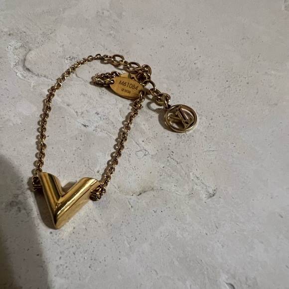 Louis Vuitton • Essential V Gold Bracelet - Picture 4 of 4